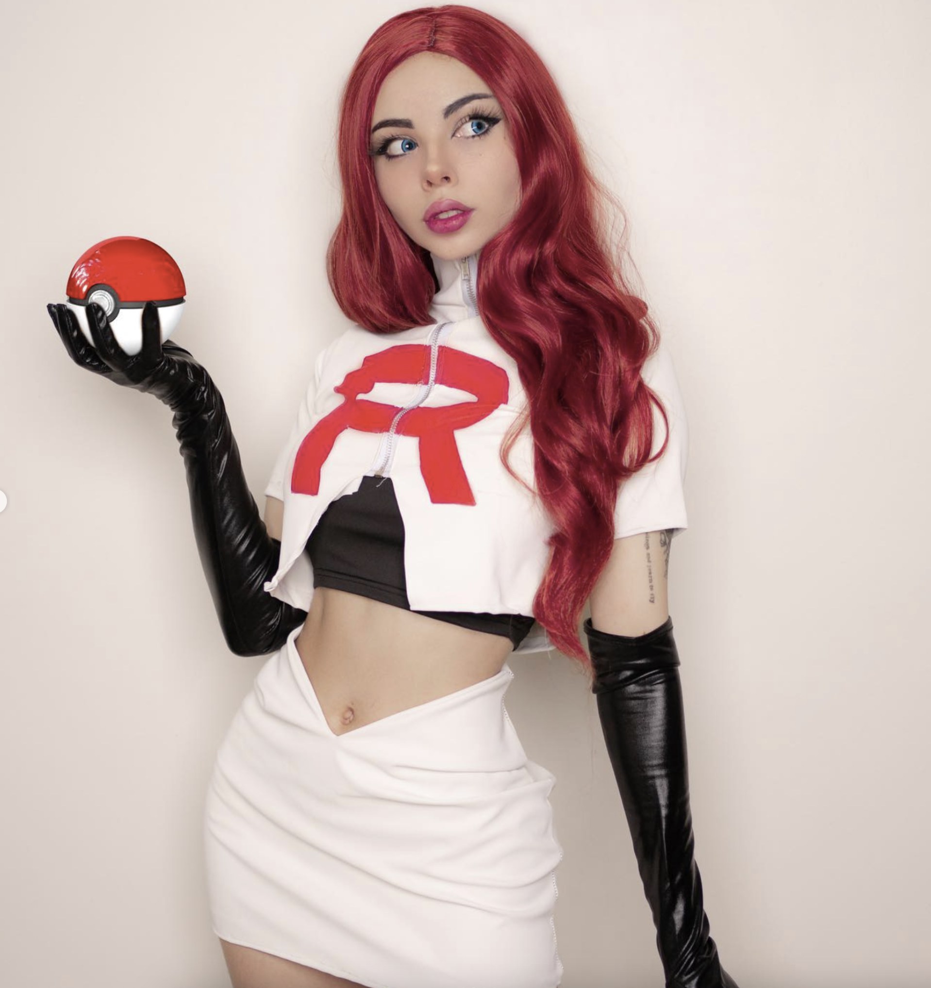 1918x2036 amanda welp, pokemon, jessie (pokemon), caucasian, red hair, cosplay, standing, women, gloves, elbow gloves, crop top, skirt, non-nude, lipstick, blue eyes