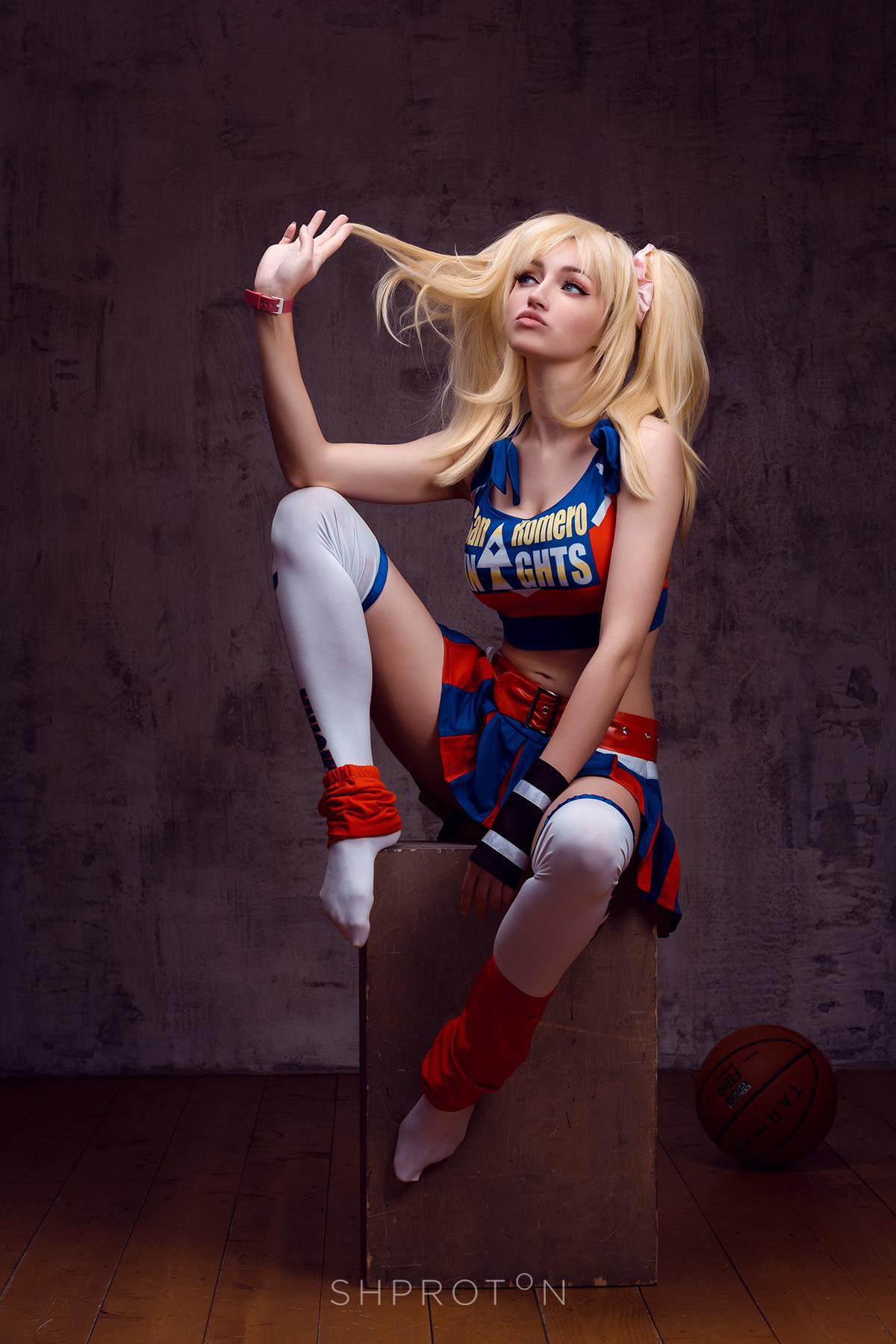 1200x1800 lollipop chainsaw, juliet starling, assis, bas, caucasien, cheveux blond, cosplay, couette, femme, jupe, mini jupe, non-nude