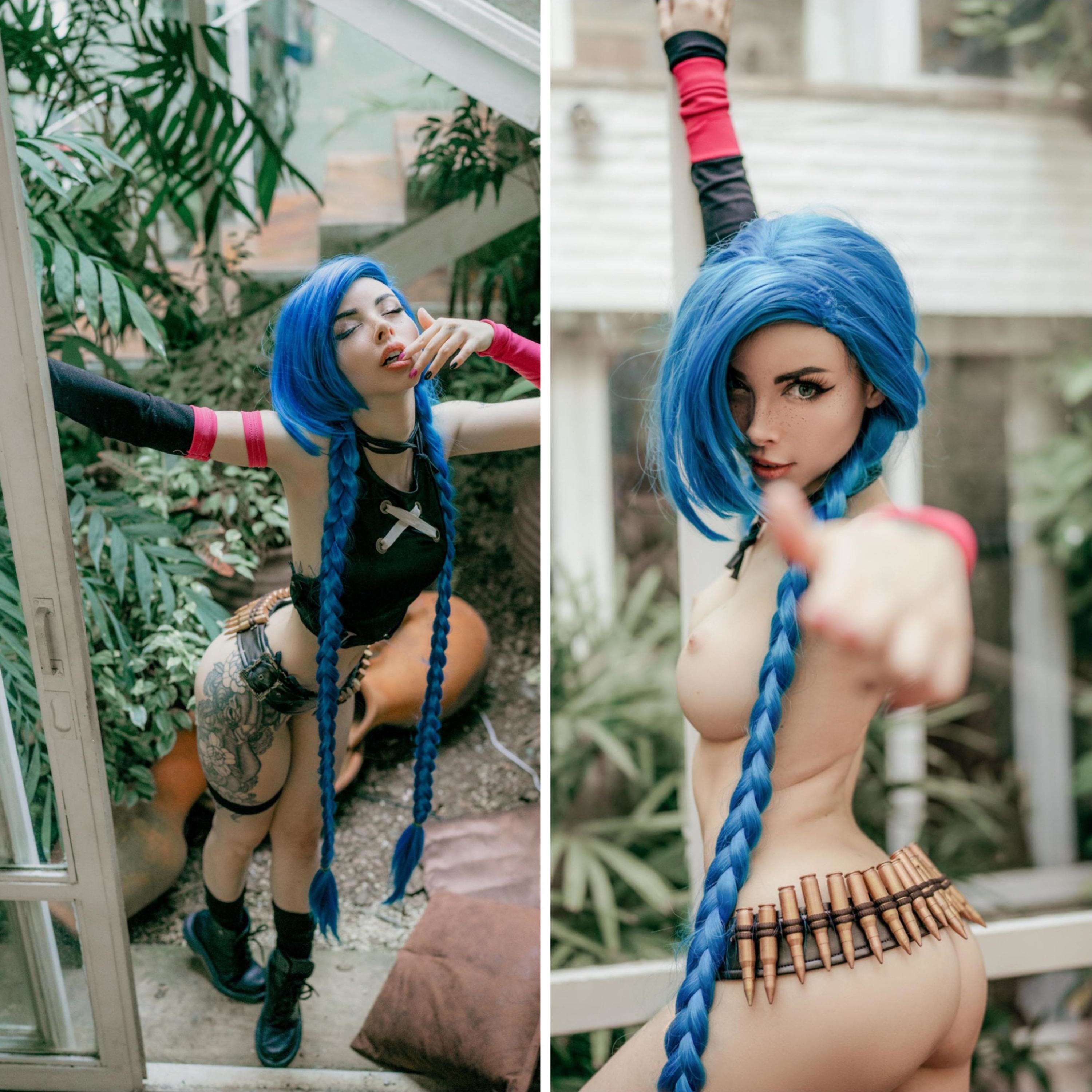 3000x3000 amanda welp, league of legends, jinx (league of legends), bras levés, caucasien, chaussettes, chaussure, cheveux bleu, cosplay, cuisses, cul, debout, doigt dans la bouche, double tresses, femme, jambes, multiples vues, nue, seins moyens, tatouage, tétons, très long cheveux, tresse, vernis mains