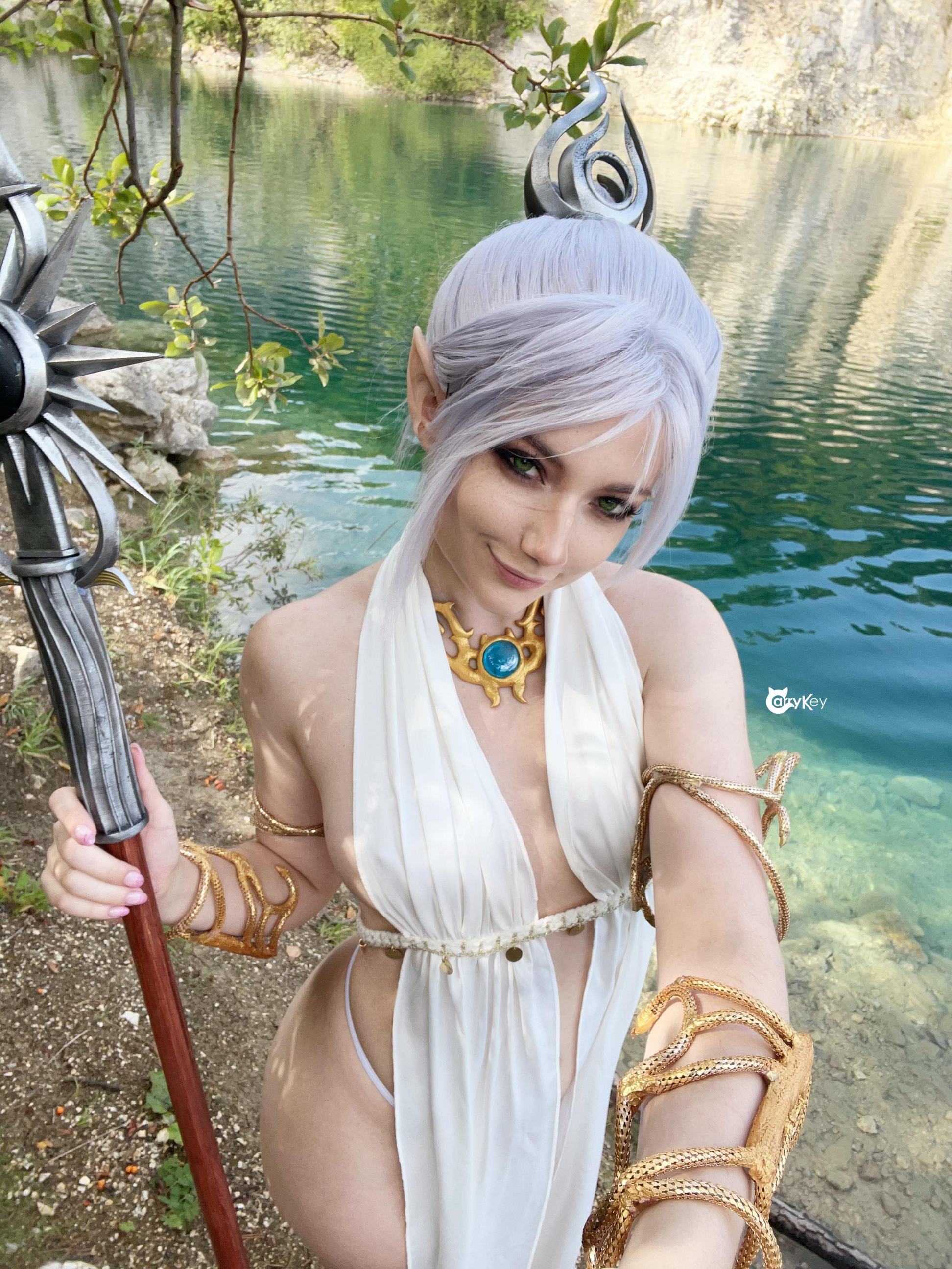 1944x2592 carry key, baldur's gate, shadowheart, caucasien, cheveux blanc, cosplay, debout, dehors, femme, non-nude, oreilles pointues, robe, sourire, staff, yeux vert