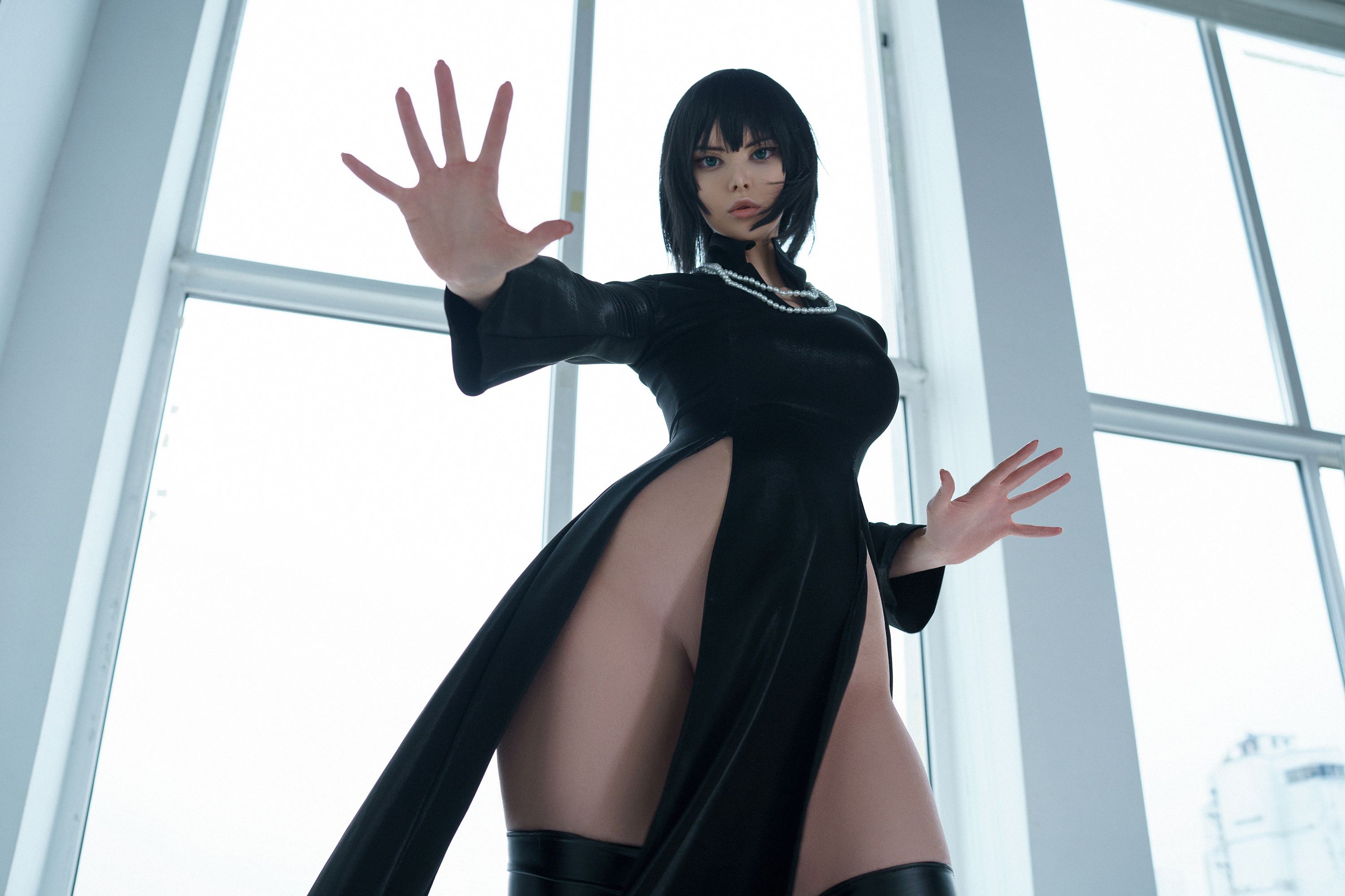 3000x2000 vinnegal, one punch man, fubuki (one punch man), caucasien, cheveux court, cosplay, cuisses, debout, femme, grosses cuisses, hanches larges, mains, non-nude, regarde en bas, robe, sans culotte, yeux vert