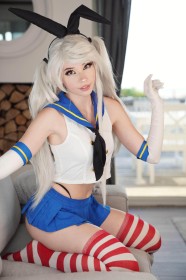 à genou,bas,belle delphine,canape,caucasien,cheveux blanc,cosplay,couette,culotte,femme,gants,gants de coude,jupe,kantai collection,mini jupe,oreilles longues,shimakaze (kantai collection),yeux marron