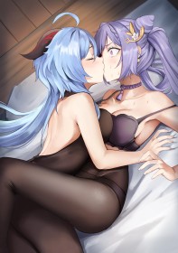 2 filles,ahoge,baiser,cheveux bleu,cheveux violet,cornes,fille anime,ganyu (genshin impact),genshin impact,goutte de sueur,groupe de filles,keqing (genshin impact),lingerie,lit,non-nude,rougeur,sur le dos,tresse,yeux fermés,yeux violet,yuri