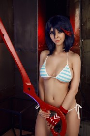 arme,bas,bikini,caucasien,cheveux court,cheveux multicolores,cosplay,debout,femme,gants,gants sans doigts,gros seins,helly von valentine (disharmonica),kill la kill,matoi ryuuko,mèche entre les yeux,sideboob,underboob,yeux bleu