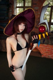 bikini,caticornplay,caucasien,chapeau,cheveux chatain,cosplay,debout,femme,frange,gants,gants sans doigts,konosuba,megumin,yeux rouge