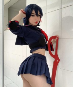 caucasien,cheveux bleu,cosplay,cul,debout,femme,jupe,kill la kill,maria fernanda (fegalvao),matoi ryuuko,mèche entre les yeux,mini jupe,rouge a lèvres,vernis mains