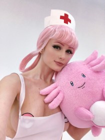 caucasien,cheveux rose,cosplay,femme,frange,gros seins,infirmière,infirmière joelle,nintendo,peluche,pokemon,sideboob,tniwe