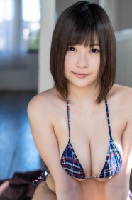 asiatique,bikini,cheveux chatain,cleavage,femme,frange,gros seins,japonaise,kawai asuna,non-nude,seins écrasés,yeux marron