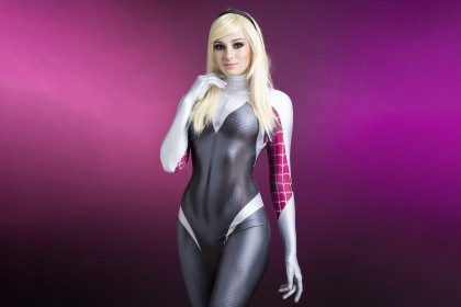 bandeau,caucasien,cheveux blond,combinaison,cosplay,femme,gwen stacy,kayla erin,marvel,sourire,spider gwen,spider-man (series),super-héroïne,yeux bleu