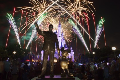 chateau,disney,feu d'artifice,lumière,nuit,sculpture