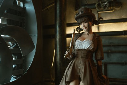 arme,asiatique,chapeau,cheveux brun,cheveux court,chun momo,clin d'oeil,cosplay,femme,frange,oeil fermé,pistolet,robe,science fiction,steampunk