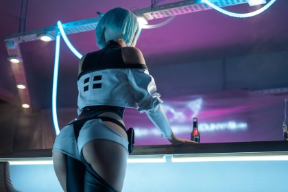 background violet,caucasien,cd projekt red,cheveux bleu,cosplay,cul,cyberpunk,cyberpunk edgerunners,debout,femme,frange,leotard,lucy kushinada,shirogane-sama,short,visage caché