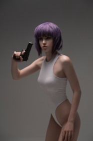 arme,caucasien,cheveux court,cheveux violet,cosplay,debout,femme,frange,ghost in the shell,kusanagi motoko,leotard,pistolet,shirogane-sama