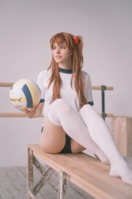 accessoire de cheveux,assis,asuka langley sohryu,ballon,bas,bas de lingerie,caucasien,cosplay,cuisses,femme,habits de sport,jambes,neon genesis evangelion,shirogane-sama,sourire