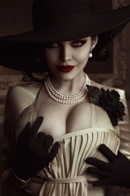 alcina dimitrescu,capcom,caucasien,chapeau,cheveux brun,cheveux court,cleavage,cosplay,femme,gants,gros seins,grosses lèvres,kalinka fox,peau blanche,resident evil,rouge a lèvres,vampire,vilains,yeux jaune