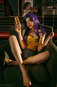 assis,bière,canette,caucasien,cheveux violet,cosplay,doigts de pied,femme,misato katsuragi,neon genesis evangelion,pieds,pieds nus,rouge a lèvres,short,short en jean,tenletter