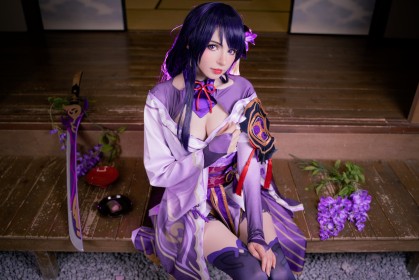 accessoire de cheveux,assis,bas,broche en fleur,caucasien,cheveux bleu,cleavage,cosplay,femme,frange,genshin impact,habits japonais,kimono,peachmilky,raiden shogun,rouge a lèvres,yeux violet