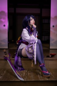 arme,assis,bas,caucasien,cheveux bleu,cosplay,épée,femme,frange,genshin impact,habits japonais,kimono,peachmilky,raiden shogun,talon aiguille