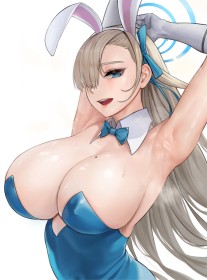 accessoire de cheveux,aisselle,asuna (blue archive),blue archive,bras levés,cleavage,costume de lapin,fausses oreilles animaux,fille anime,gros seins,halo,leotard,noeud papillon,non-nude,oeil caché,ruban à cheveux,seins énormes,très long cheveux,yeux bleu