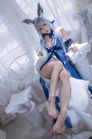 animal humanoide,asiatique,assis,azur lane,cheveux argenté,chinoise,cleavage,cosplay,doigts de pied,femme,fille renard,frange,jambes,oreilles animaux,pieds,pieds nus,queue,robe,shinano (azur lane),shuimiaoaqua,vernis mains,vernis pieds,yeux bleu