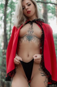 caucasien,cheveux blond,cosplay,culotte,debout,dehors,elisa rose,femme,le petit chaperon rouge,rouge a lèvres,tatouage,tétons