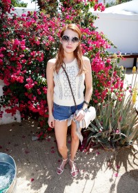 actress,caucasian,celebrity,toes,emma roberts,women,legs,sunglasses,non-nude,feet,ginger,sandals,shorts,denim shorts,toenail polish