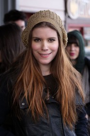 actrice,bonnet,caucasien,célébrité,cheveux chatain,femme,kata mara,non-nude,sourire,yeux marron