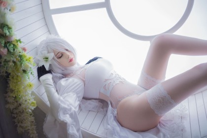 accessoire de cheveux,bas,bas de lingerie,broche en fleur,caucasien,cheveux court,cosplay,cuisses,femme,leotard,nier (series),sayafox,sieste,sur le dos,yeux fermés,yorha 2b