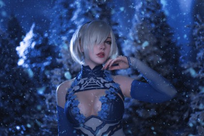 background bleu,caucasien,cheveux argenté,cheveux court,cosplay,femme,gants,gants de coude,neige,nier (series),oeil caché,portrait,sayafox,yorha 2b