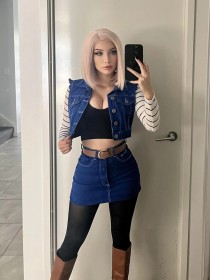 android 18,bekejacoba,botte,botte courte,caucasien,cheveux blond,cheveux court,cleavage,collant,cosplay,debout,dragon ball,femme,gros seins,jupe,mini jupe,selfshot,veste