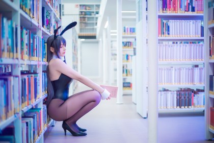 bibliotheque,bunny girl senpai,caucasien,cheveux gris,collant,cosplay,costume de lapin,cuisses,fausses oreilles animaux,femme,jambes,leotard,sakurajima mai,sayafox,squat,talon aiguille