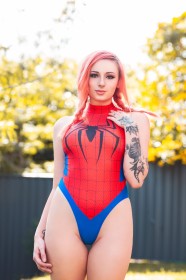 caucasien,cheveux rouge,cosplay,couette,cuisses,debout,dehors,double tresses,femme,kayla erin,maillot de bain,marvel,sourire,spider-man (series),tatouage,thigh gap,tresse,yeux marron