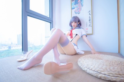 asiatique,assis,bas,bas de lingerie,cheveux court,cheveux violet,corps entier,cuisses,femme,frange,haut court,jambes,japonaise,jupe,mafuyu kagurazaka,mini jupe,uniforme scolaire