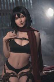 assis,attaque des titans,caucasien,cheveux brun,cheveux court,cleavage,cosplay,écharpe,femme,mèche entre les yeux,michi kyunn,mikasa ackerman,sangle de cuisse,seins moyens,yeux bleu