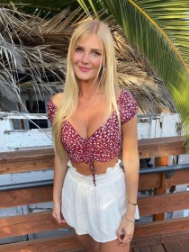 allie dunn,caucasien,cheveux blond,cleavage,debout,dehors,femme,haut court,jupe,mini jupe,seins moyens,sourire,yeux bleu