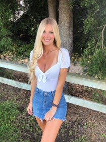 allie dunn,caucasien,cheveux blond,cleavage,debout,dehors,femme,jupe,marque de bronzage,mini jupe,non-nude,seins moyens,sourire,yeux bleu