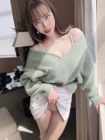 amateur,asiatique,cheveux brun,collant,debout,femme,frange,japonaise,jupe,jupe soulevée,kozue minami,non-nude,pull,tire la langue,visage coquin