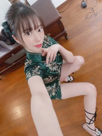 accessoire de cheveux,asiatique,cheveux brun,chignon,femme,frange,habits chinois,japonaise,kozue minami,non-nude,robe,selfshot,sourire,squat,talon aiguille,yeux marron