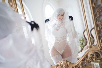 bas,bas de lingerie,caucasien,cheveux blanc,cheveux court,cosplay,cuisses,debout,femme,gants,leotard,lingerie,mariée,miroir,nier (series),oeil caché,sayafox,voile,yorha 2b