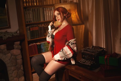 assis,bas,caucasien,cd projekt red,cheveux court,chignon,cosplay,cuisses,femme,rousse,sayafox,telephone,the witcher,triss merigold