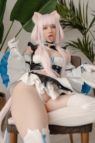 assis,bas,bas de lingerie,caucasien,cheveux blanc,cosplay,couette,cuisses,donnaloli (donnami),femme,fille chat,frange,gants,grosses cuisses,hanches larges,nekopara,oreilles animaux,tire la langue,vanilla (nekopara),yeux bleu