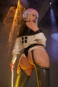 bas,caucasien,cd projekt red,cheveux court,cheveux multicolores,cosplay,cul,cyberpunk edgerunners,debout,femme,frange,gros cul,leotard,lucy kushinada,regarde derrière,regarde en bas,short,vinnegal