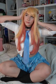 assis,caucasien,chaussettes,chemise,cheveux blond,cheveux multicolores,choker,cosplay,cravate,cuisses,femme,frange,jupe,kitagawa marin,lit,littleslewds,mini jupe,my dress up darling,non-nude,tatouage,uniforme scolaire