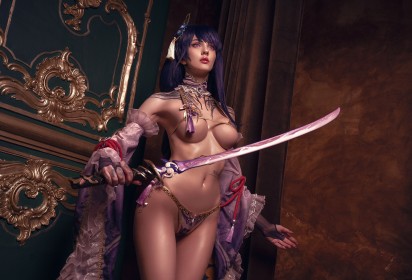 accessoire de cheveux,aisselle,arme,bikini,caucasien,cheveux violet,cosplay,cuisses,debout,épée,femme,genshin impact,gros seins,huilé,maigre,micro bikini,raiden shogun,rouge a lèvres,tatouage,xenoncos,yeux violet