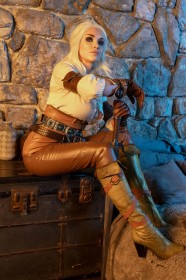 arme,assis,botte,botte à talon,botte courte,caucasien,cd projekt red,cheveux blanc,ciri,cosplay,épée,femme,gants,octokuro,pantalon,the witcher