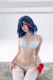 assis,bas,bas de lingerie,bikini,caucasien,cheveux bleu,cheveux court,cosplay,femme,gants,gants sans doigts,kill la kill,matoi ryuuko,mèche entre les yeux,petits seins,rayé,tenletter,yeux bleu