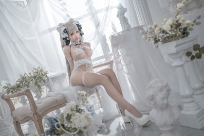 accessoire de cheveux,asiatique,assis,azur lane,bas,bas de lingerie,cheveux gris,chinoise,chun momo,corps entier,cosplay,femme,formidable,frange,gros seins,jambes,lingerie,longues jambes,ruban à cheveux,soutif,talon aiguille,underboob