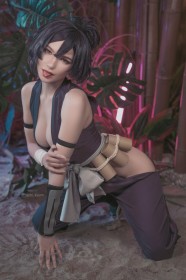 à genou,caucasien,cheveux brun,cleavage,cosplay,femme,habits japonais,hell's paradise,kimono,mèche entre les yeux,michi kyunn,ninja,seins moyens,tire la langue,yeux rouge,yuzuriha