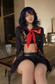 assis,caucasien,cosplay,cuisses,donnaloli (donnami),femme,jupe,kill la kill,matoi ryuuko,mini jupe,uniforme scolaire