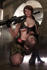 à genou,alina becker,arme,bikini,bikini top,caucasien,cheveux chatain,cleavage,collant,cosplay,cuisses,femme,gants,gros seins,grosses cuisses,habits déchirés,metal gear (series),quiet,sniper,underboob